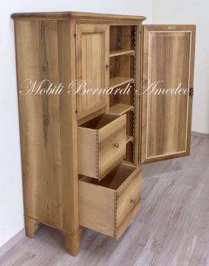 Mobile dispensa realizzato in legno massello di noce colore chiaro